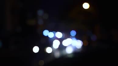 夜晚街道车灯车辆灯光光晕视频的预览图